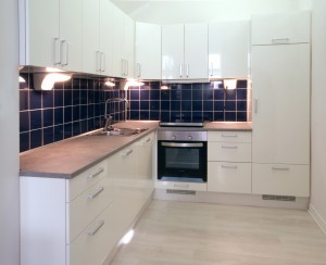 White_kitchen_with_dark_blue_tiling-300x244